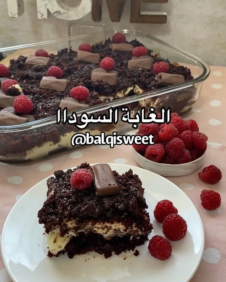 حلا الغابة السودا او بلاك فورست اساسها كيك شوكولاته مع توت وكريمة انا حطيت التوت