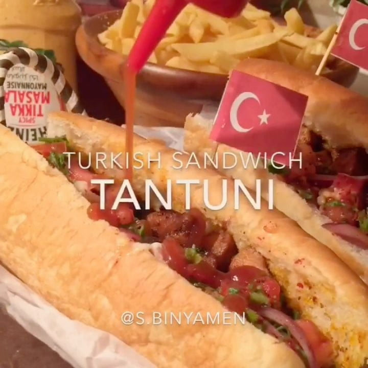 ..
-
Tantuni Turkish sandwich
قطعت صدور الدجاج مكعبات صغيره و شوحتها مع زيت زيت