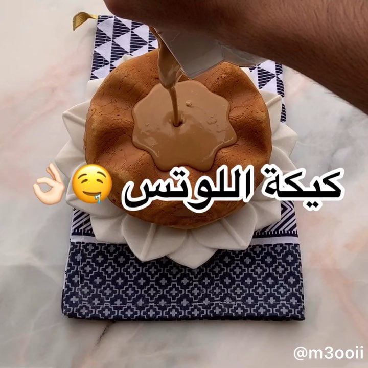 كيكة اللوتس الخطييرة
.
.
في زبدية احط :
٣ بيضات
ملعقة كبيرة ڤانيلا
نص كوب زبد