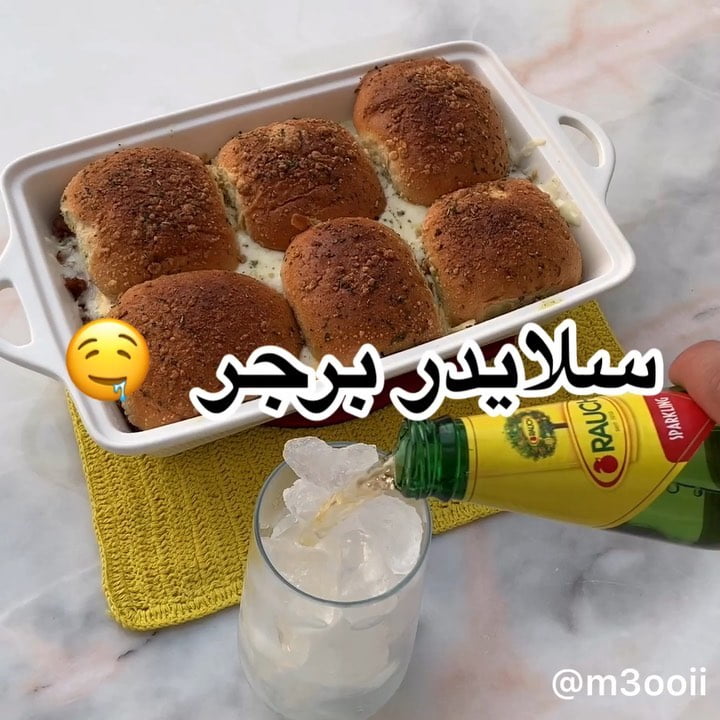 ‎سلايدر برجر
‏
‏
.
.
المقادير:
لحم مفروم .
بصل.
ثوم.
معجون طماطم .
عصير طماطم (