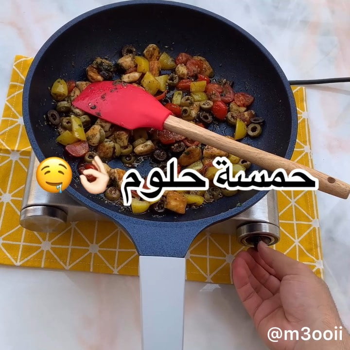 حمسة حلوم
.
.
المقادير:
.
جبنة حلوم. زيتون اخضر واسود.
فلفل بارد اصفر.
طماطم