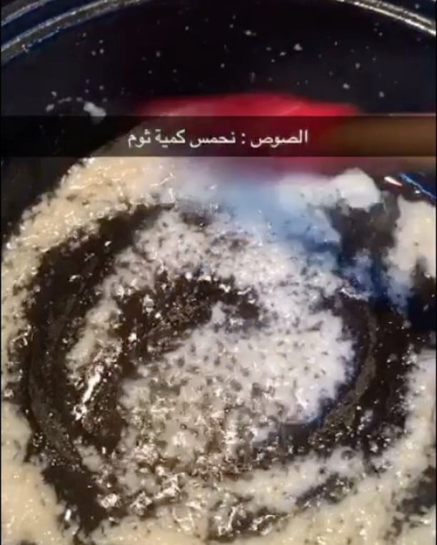 كشري
طريقة صوص الطماطم:
نحمس كميه من الثوم في الزيت بعدين نضيف معجون الطماطم ونح