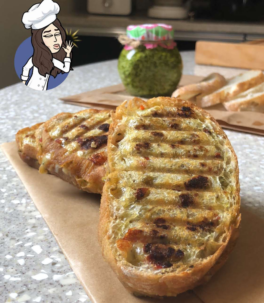 * سآندويتش لذيذ بصوص البيستو *
. .
• أول شيء خلطت شوي من صوص البيستو  مع الفلفل