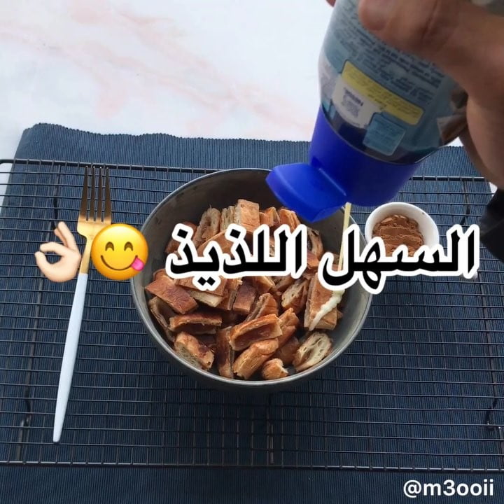 حلى سهل وسريع
•
•
•
فطيرة تفاح جاهزة شقرتها على الطاوة مع الوجهين •
ثم قطعتها قط