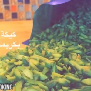 كيكة الفستق بكريمة الورد