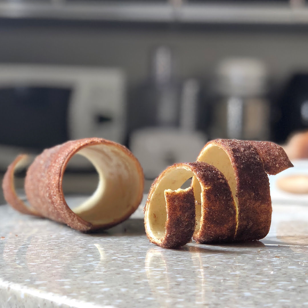 | تشيمني كيك Chimney Cake | .المقادير + الطريقة :بيضه + نص اصبع زبدة 50 جرا