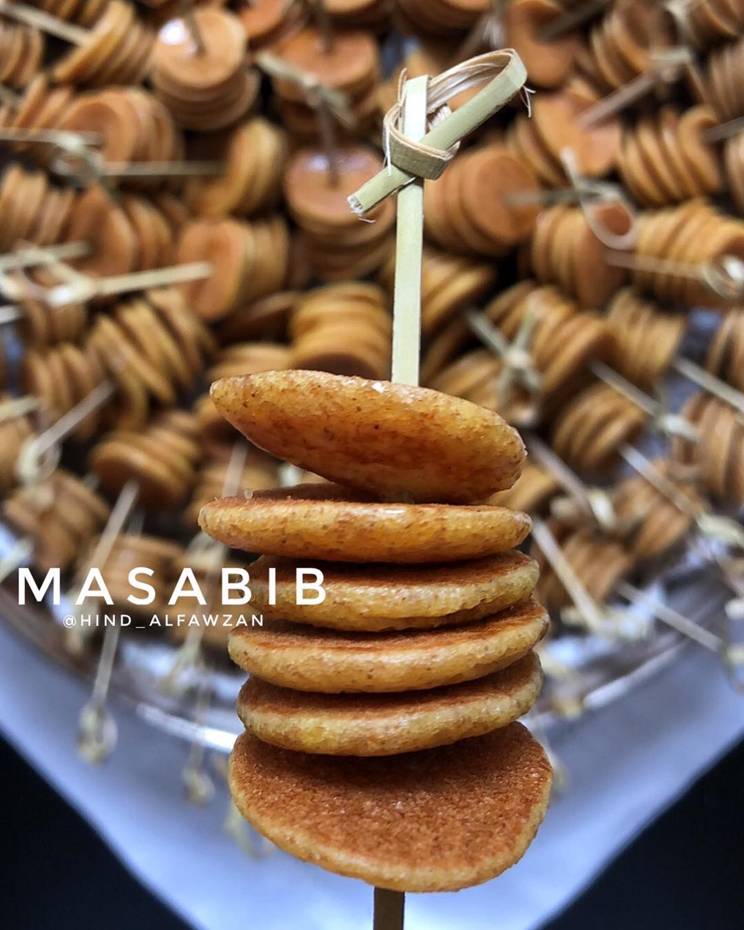 .
~ مصابيب بالعسل:- كوب دقيق أسمر
- نصف كوب دقيق ابيض
- كوبين موية دافية
- ملع