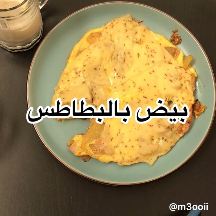 بيض بالبطاطس
.
.
.
.
.
.زيت وحطيت بصل واذا تغير لونه اضيف البطاطس وحطيت ديك ر