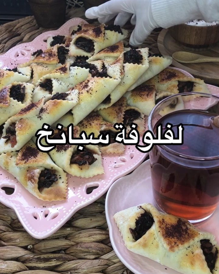 لفلوفة سبانخ شي فناااااان من الاخراربع حزم سبانخ كبيره
اغسلهم واقطعهم حبه بص