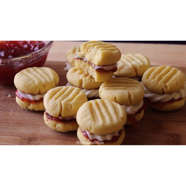 lemon biscuits
بسكوت الليمون
.
.
المقادير:
اصبع ونصف زبدة طرية
كوب وثلاثة ارباع