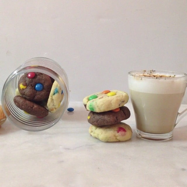 m&m cookies
.
كوكيز ام اند امز
.المكونات:2 ونصف كوب دقيق منخول
1 ملعقة صغي