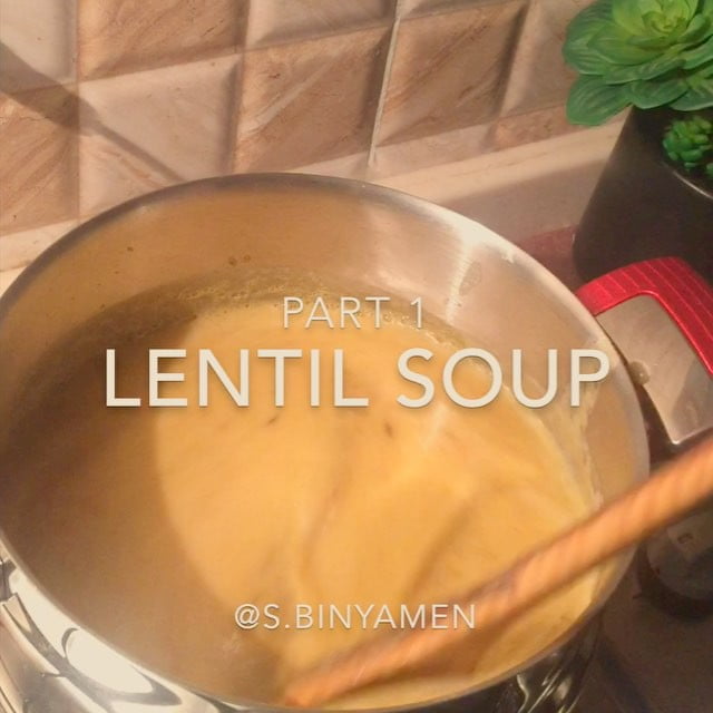 ..
-
شوربه العدس اللذيذه
طريقه سهله و سريعه
استخدمت كاستين و نص عدس ..
و سلقت