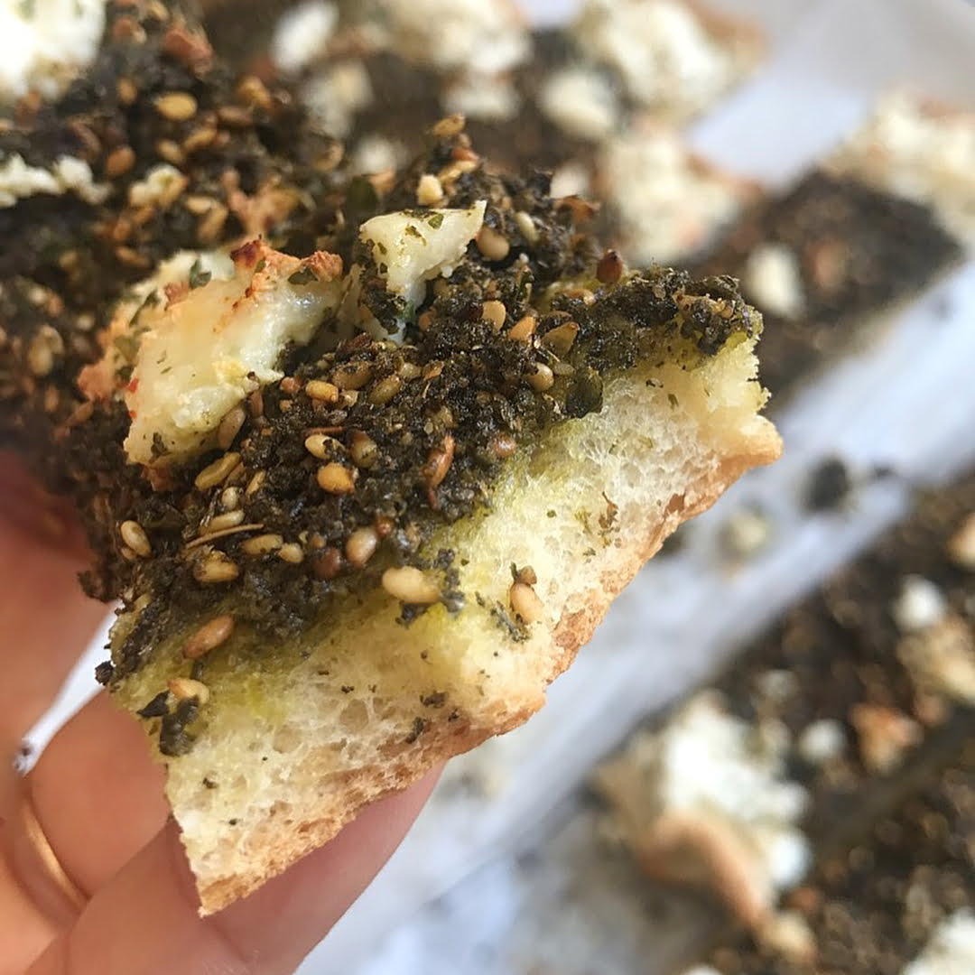 فطيرة الزعتر مع الأعشاب وجبنة الفيتا
.
.
1- في صحن صغير عميق نضيف : نص م ك خمي