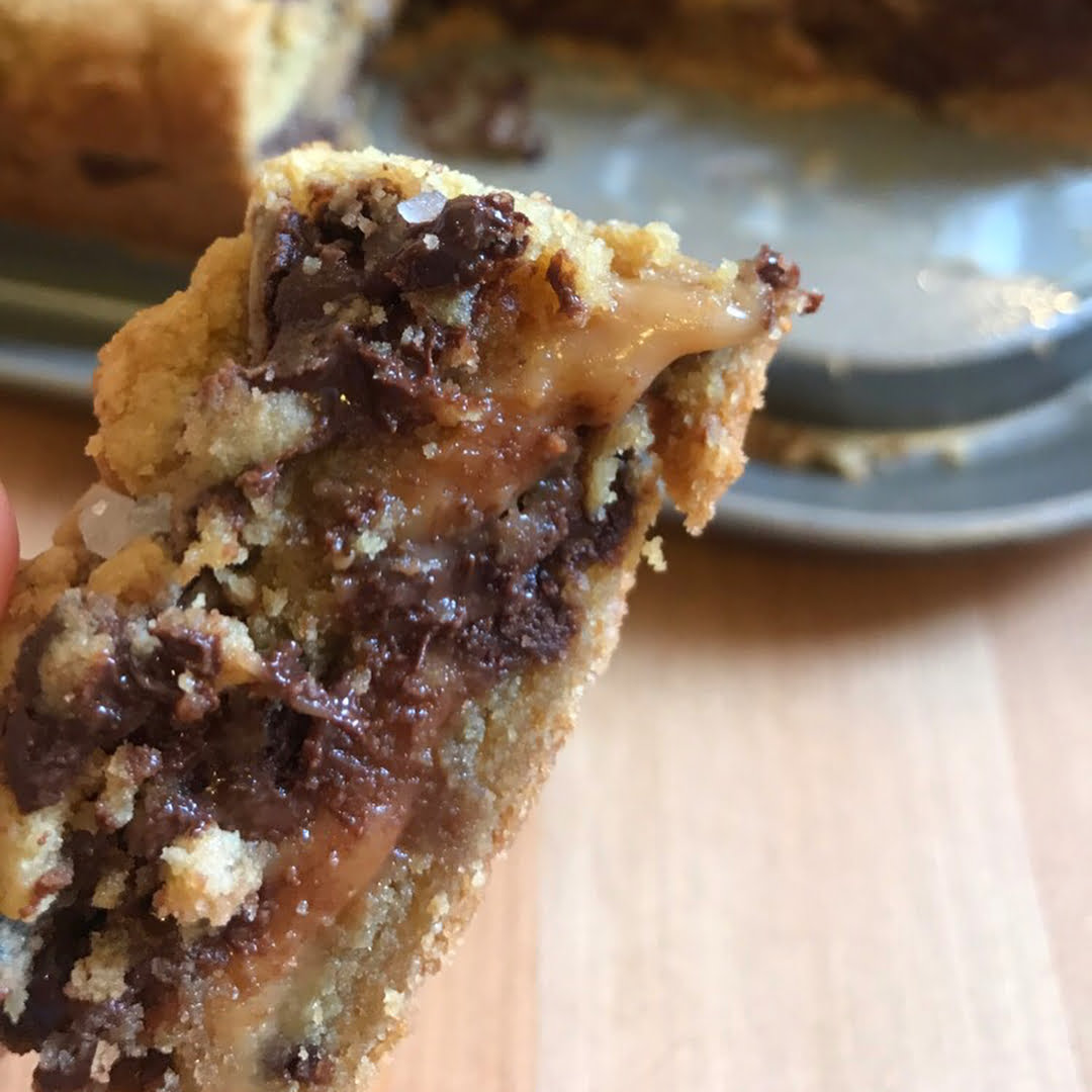| كوكيز بار محشي سولتد كرآميل |
لذيييييييذ خصوصاً اللي يحبون يحسون بطعم الملح مع
