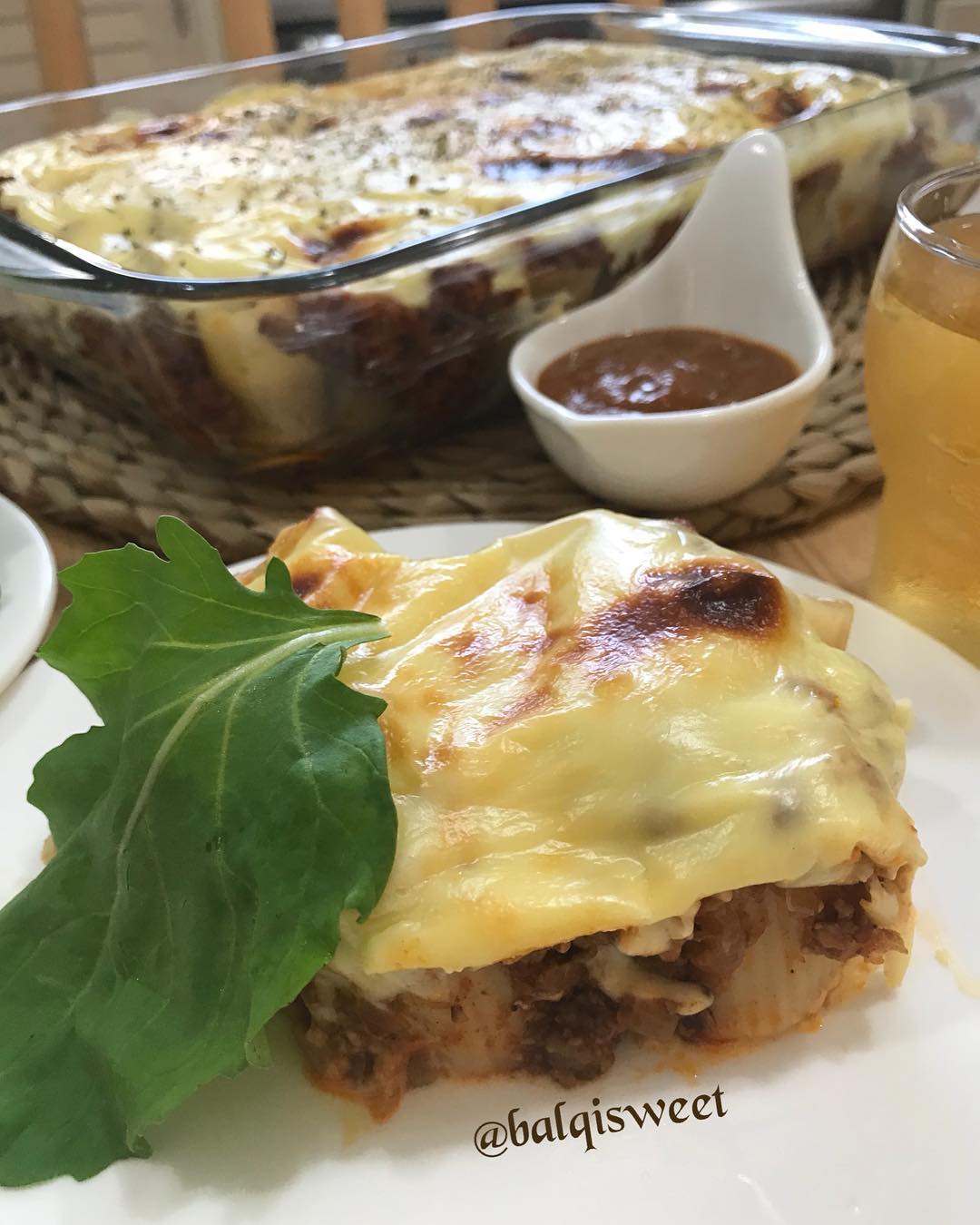 مكرونة بصوص الموزريلا
للحم المفروم :
في طاوة على النار اضع بصل وزيت لحد مايصير ا