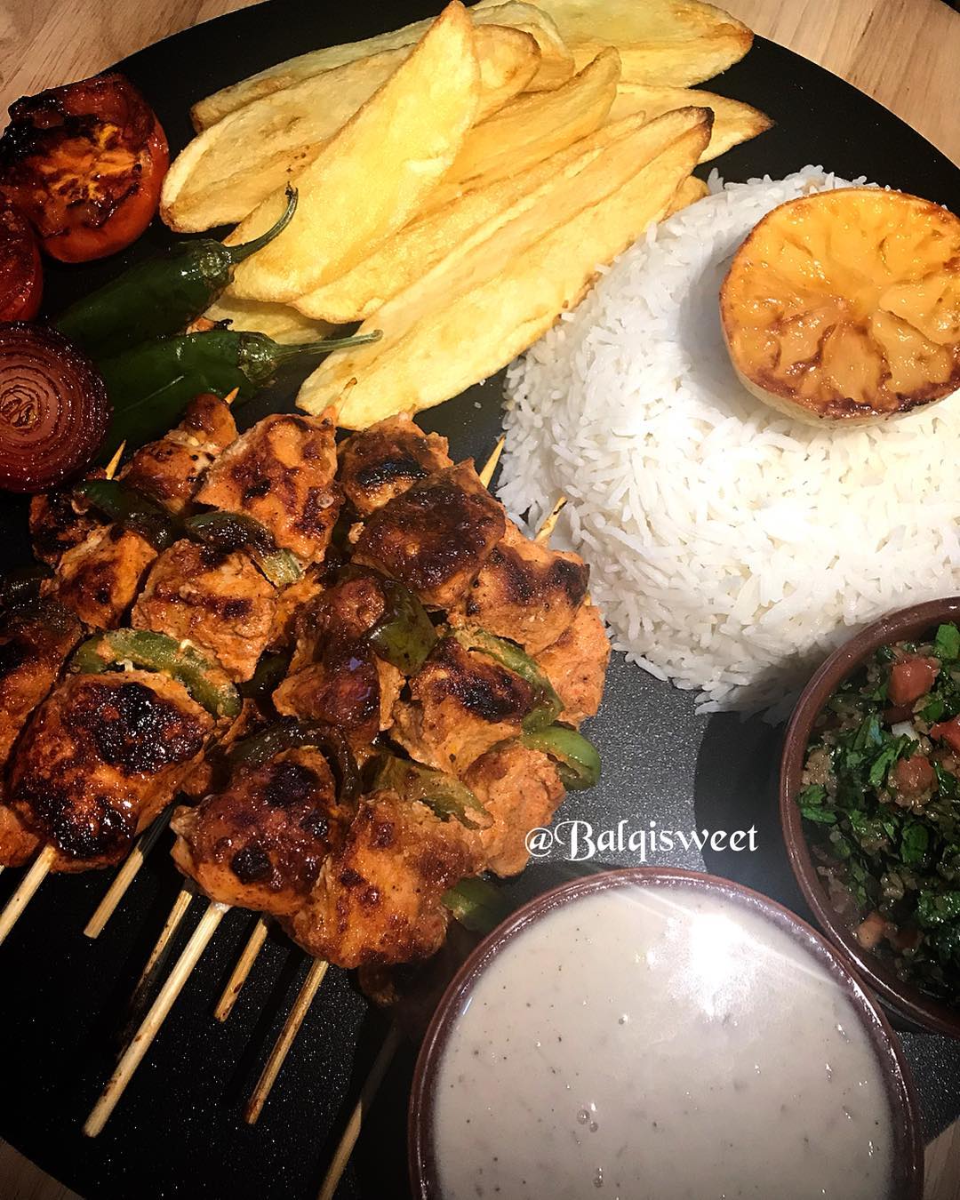 ورجعنا بوصفة سهله وحلوه الحقوها على سنابي شيش طاووق
صحن دجاج مقطع مكعبات
علبة ز
