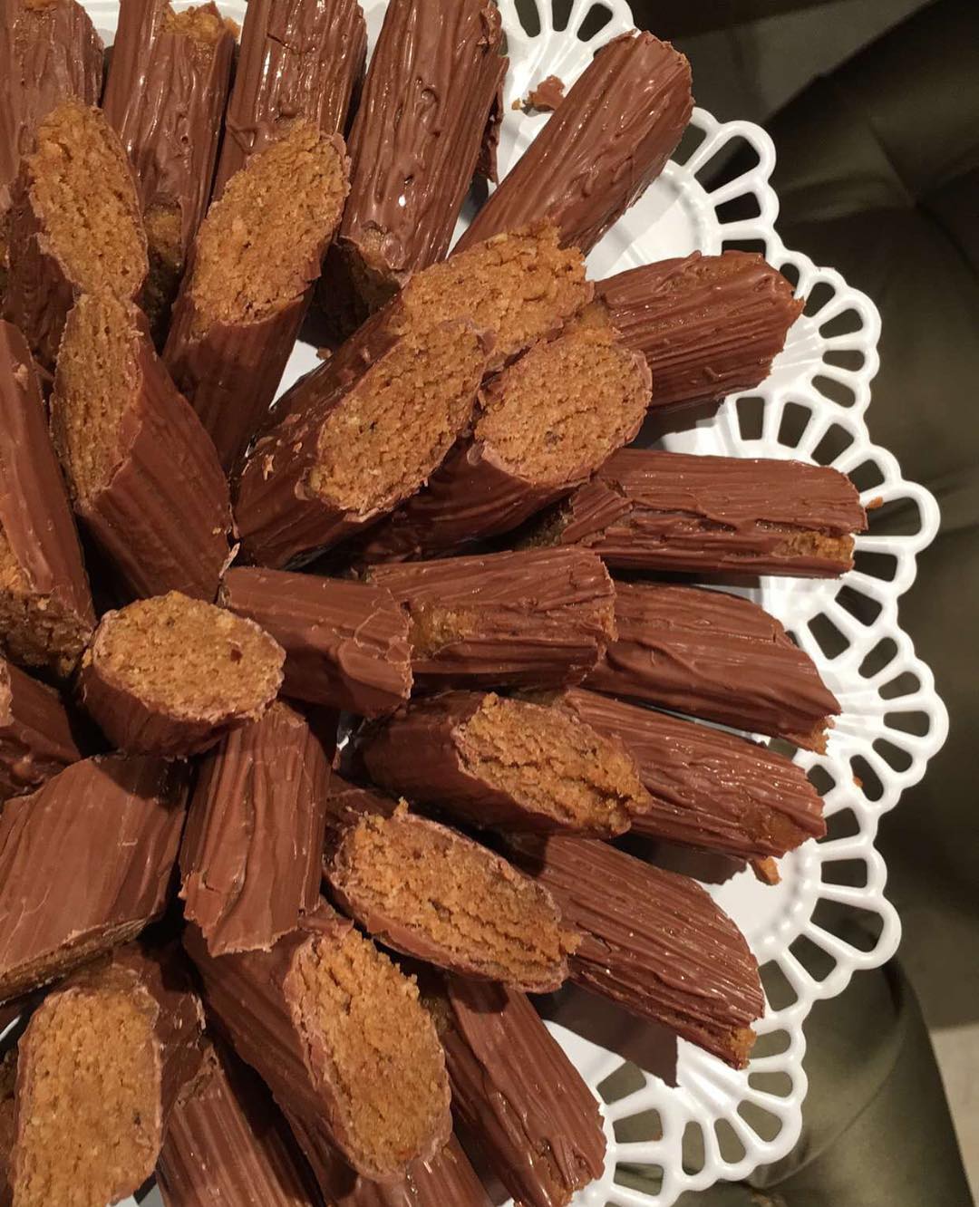 حلا الحطب .
كوب ونص  بسكويت دايجستف مطحون
نص كوب شوفان محمص ومجروش
نص كوب حليب ب