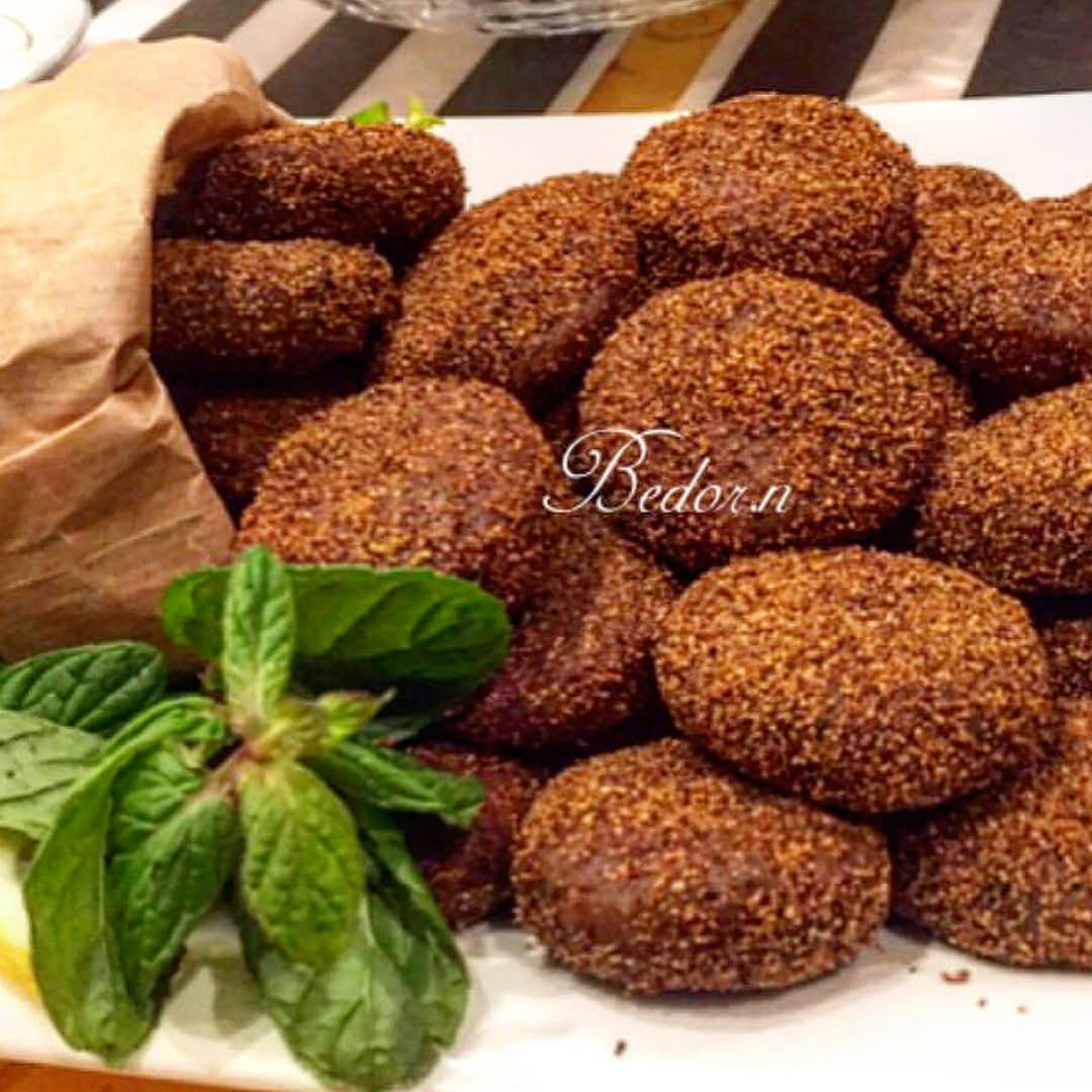 حلى الفلافل
.
شكله كانه فلافل(طعميه) ...الطعم يابنات جداا جدا لذيذ وسهل مره في ت