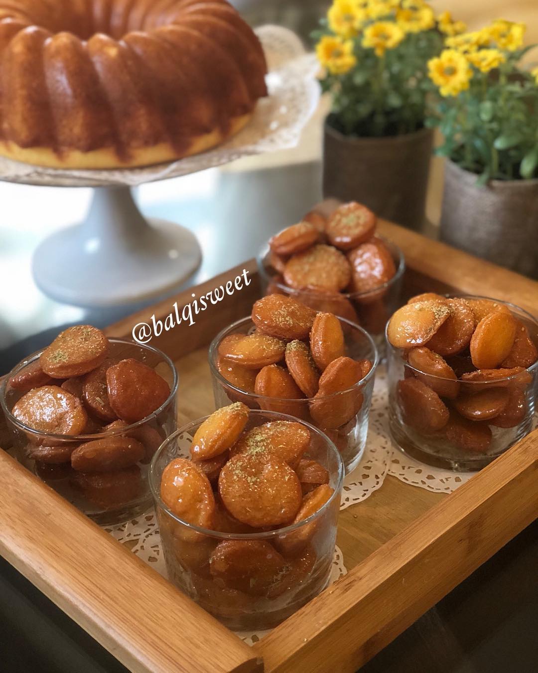 الجبنية:
كوب دقيق ونص
نص كوب جبنة سائله
ربع كوب زيت
بيضه
نص ملعقه خميره
ملعق