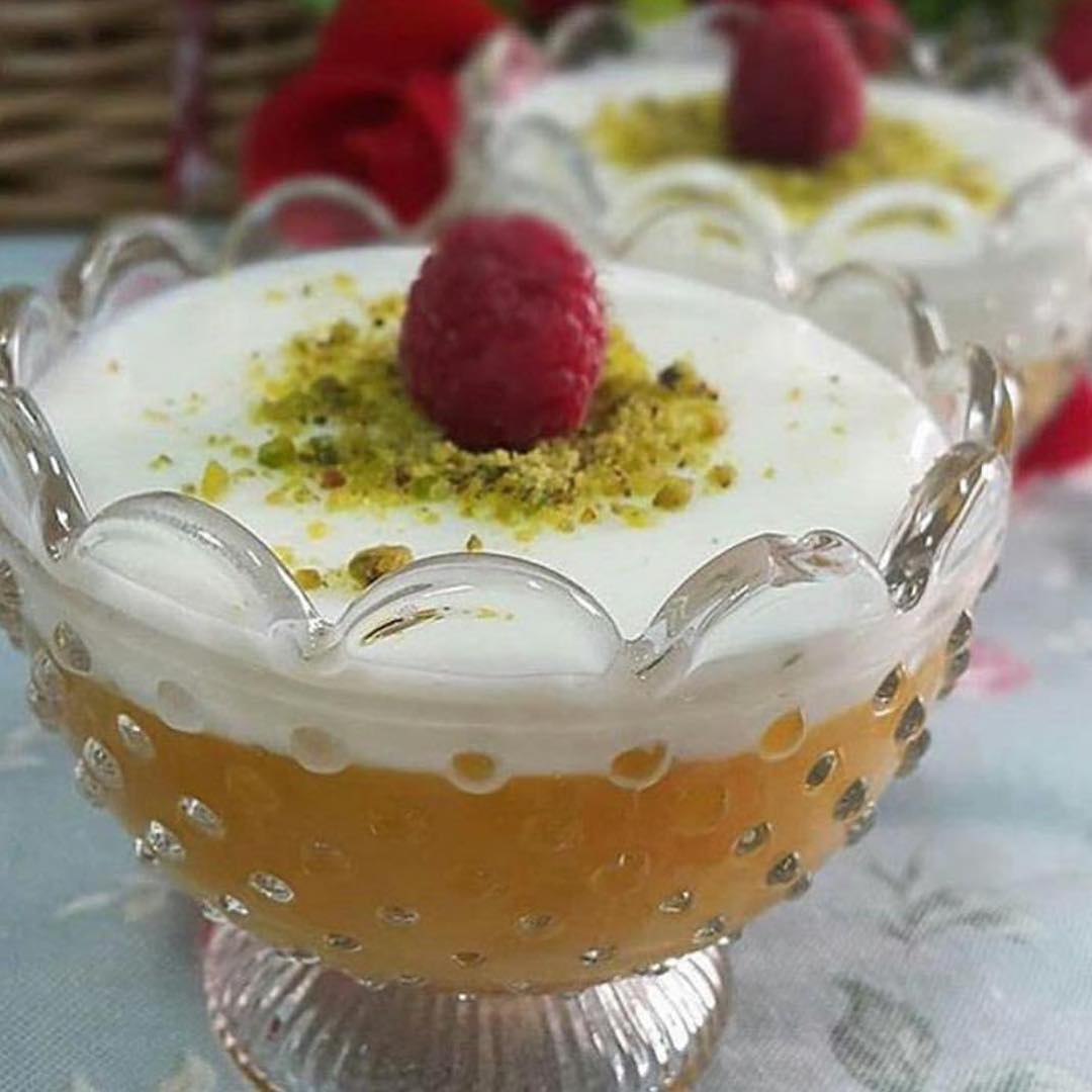 .الأجواء يبيلها شي بارد يسرسح.
.
. .مهلبيه البرتقال مع المهلبيه الحليب
لعمل محل