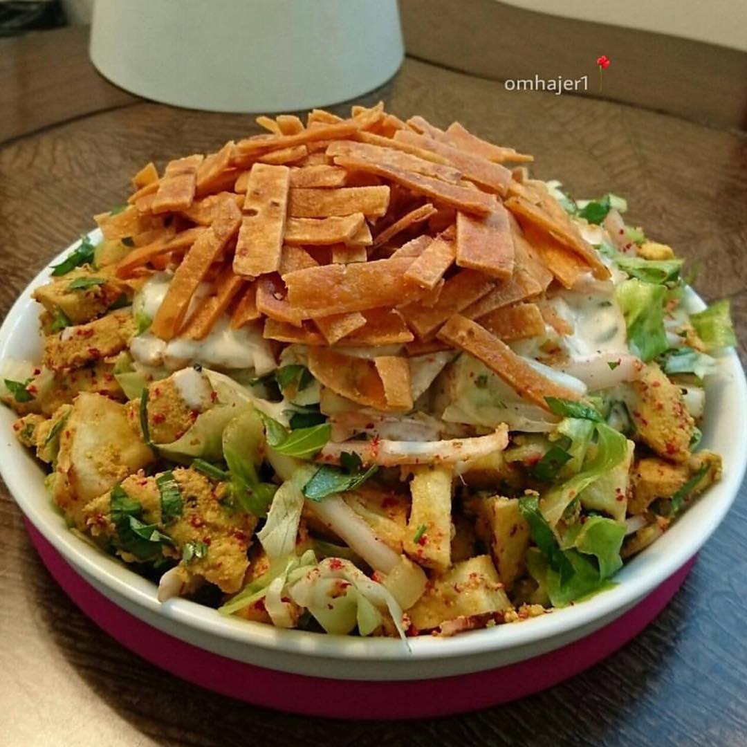 سلطة الشاورما
ثلاث صدور دجاج مقطعه مكعبات صغيره ومنقوعه في علبة زبادي ( روب ) وع