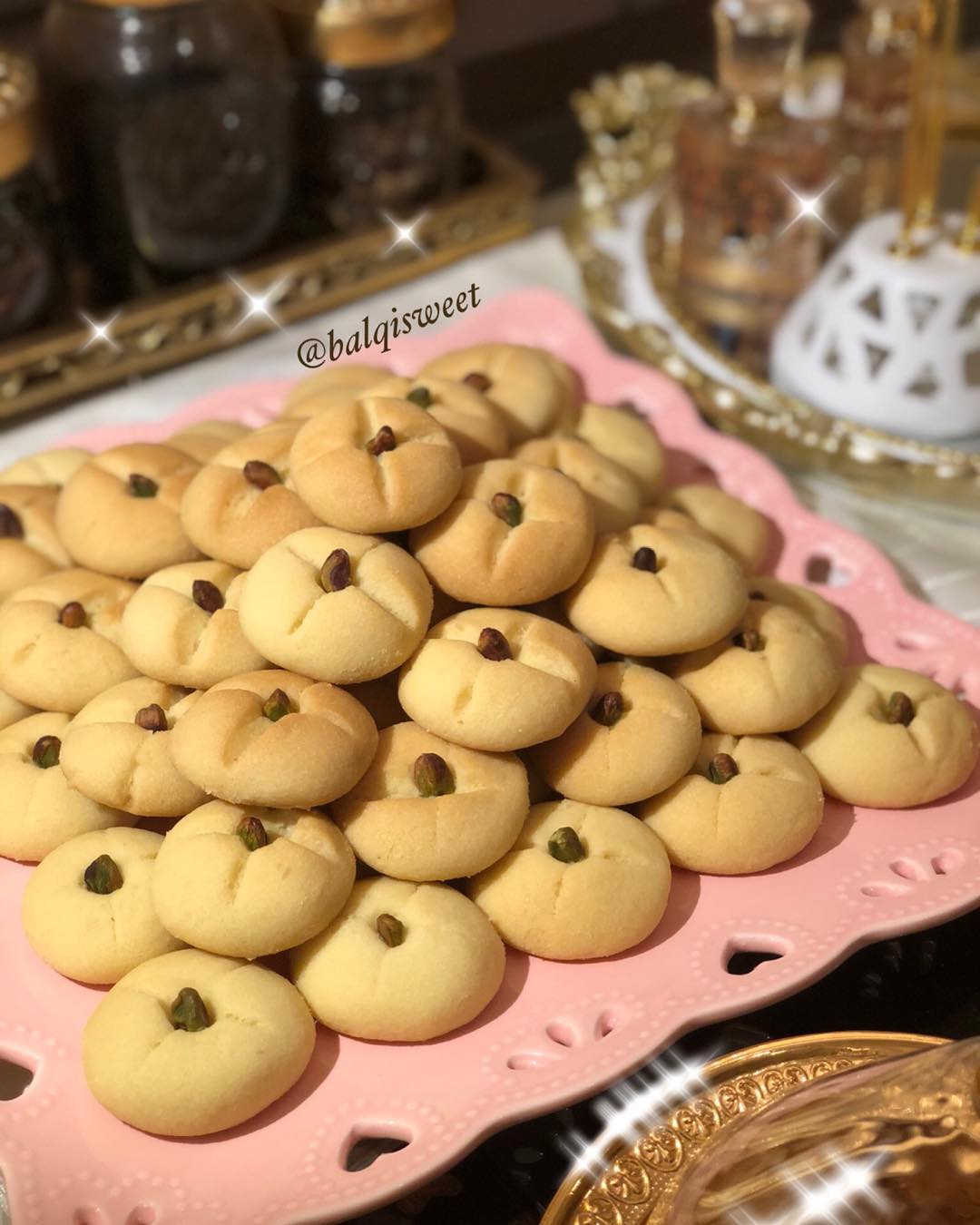 الغريبه الهشه اللذييييذه
المقادير :
كوب سكر بودره
كوب زيت
كوب سمن نباتي(مازول
