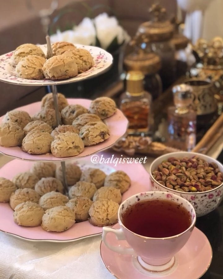 الوصفة دي اهداء لمتابعيني الجديدين
الغريبه التركيه بالطحينيه والفستق:
المقادير: