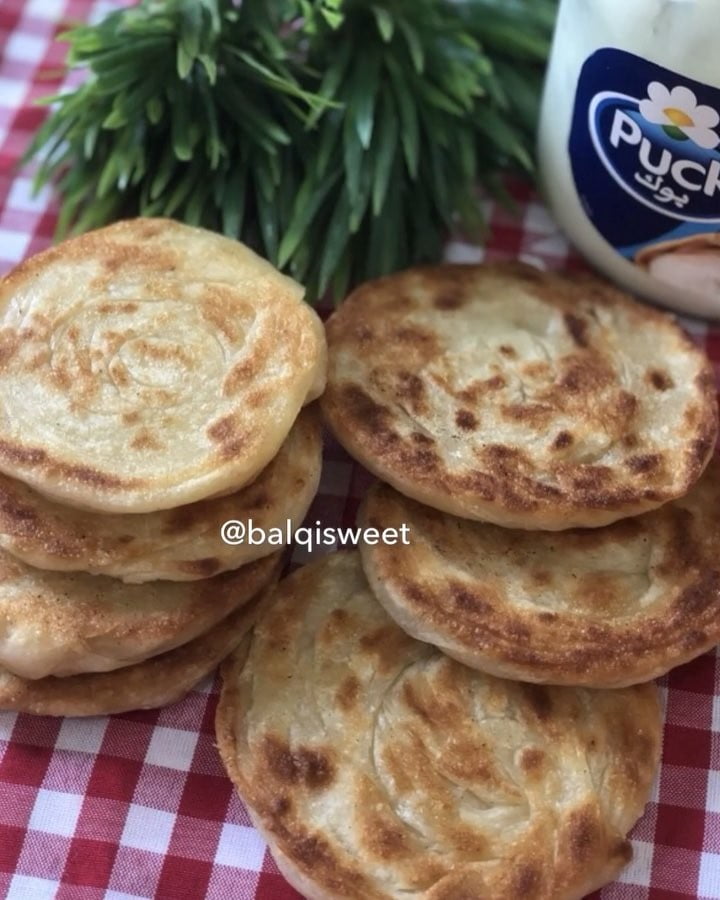 الخبز الملوي :
اربع اكواب دقيق
ملعقه صغيره ملح
نص ملعقه صغيره بكنج بودر
كوبين م