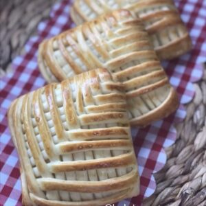 خبز مجدول بالتونه والجبن