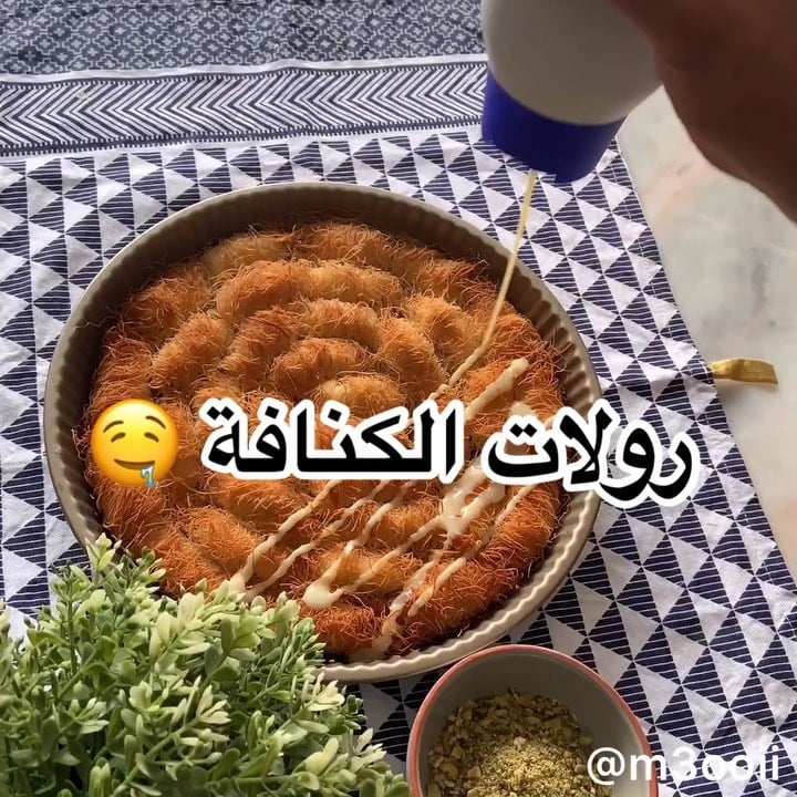 رولات الكنافة
.
.
المقادير
كنافة /جبن كريمي / سمنة
.
الطريقة
آخذ كم خصلة من الكن