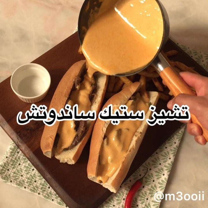 تشيز ستيك ساندويتش
.
.
المقادير:
بصل
ثوم
زيت زيتون
ستيك لحم (شرائح)
فلفل بار