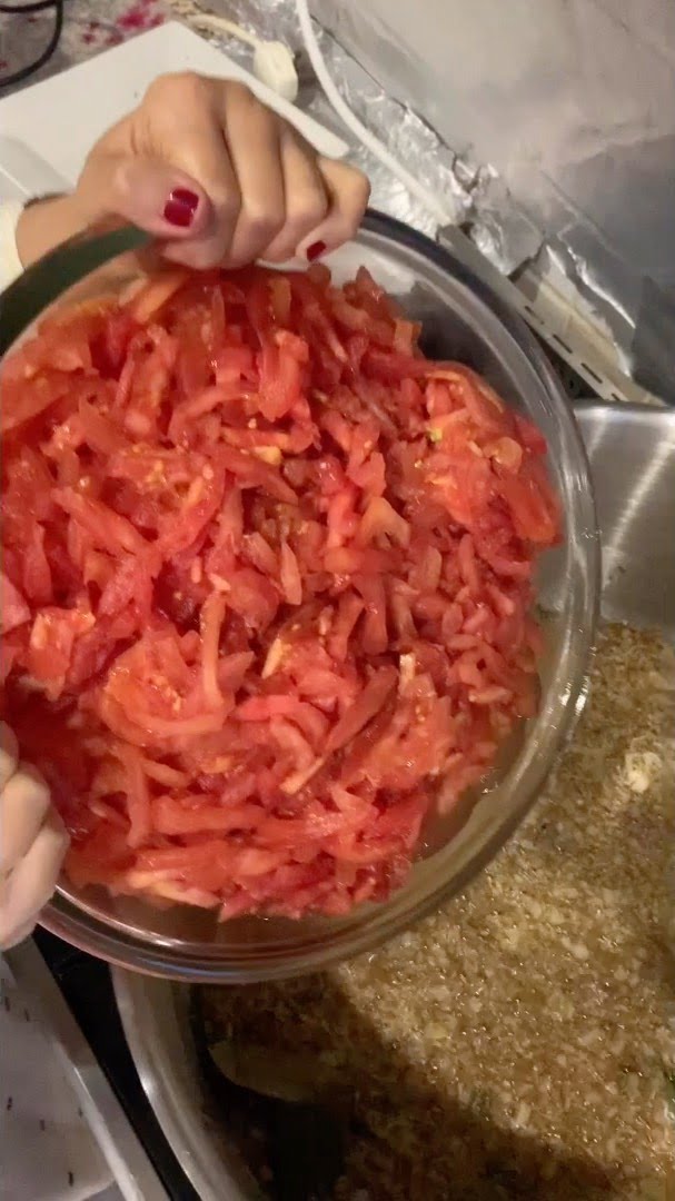 طبختنا اليوم لجمعة أهلي
الله يحفظهم ولا يغير علينا آمين.
كبسة حمرا .
الخضار اليو