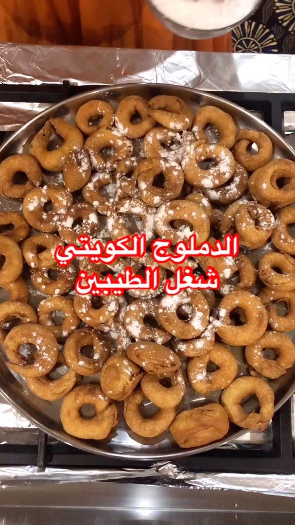 اربع قلاصات طحين ابيض.
نفس القلاص طبعا كل المقادير.
قلاص حليب كارنيشن.
او حليب ا