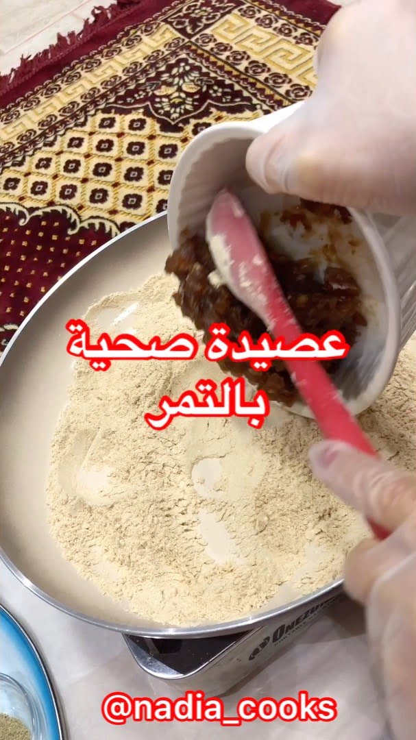 حمست الطحين  ونخلته.
تمر حطو حسب الحلا اللي تحبونه.
الطحين كوب ونص وتمر طحنته با
