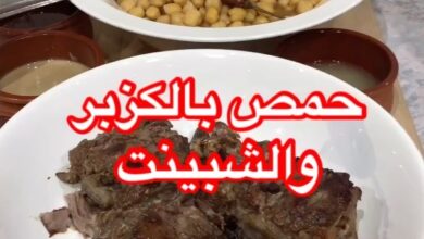 اللحم سلقته عدل بعدها حمرته وشيلت اللحم من العظم .
حطيت حمص وكزبر فصين ثوم
عصير