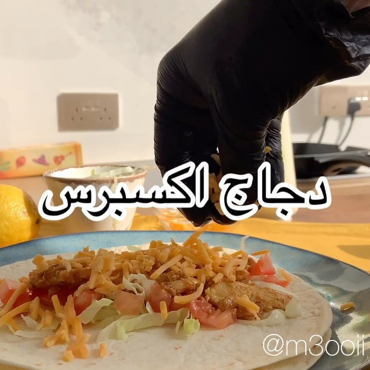 ساندوتش دجاج لذييذة
.
.
(اعلان)
.
.
المقادير:
بصل/زيت زيتون/دجاج مقطع صغار/بهارا
