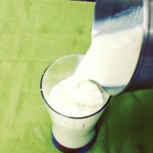 ميلك شيك الزعفران والهيل وماء