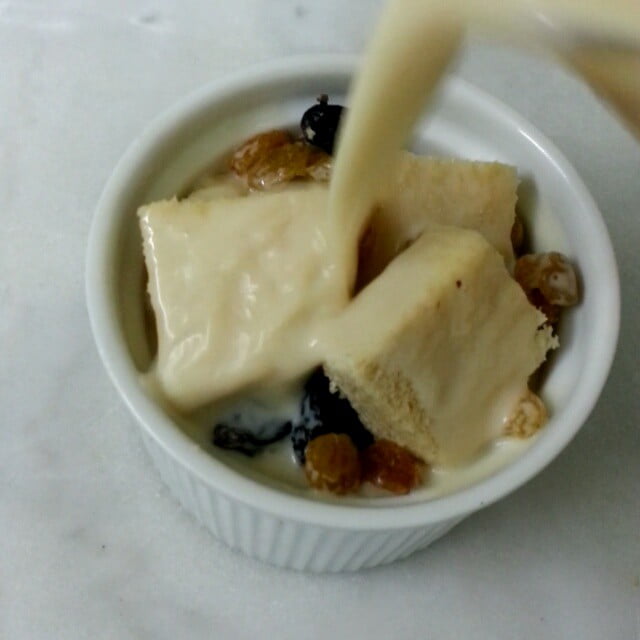 Caramel bread pudding
بودينغ الخبز بالكارميل
الطريقة:في قدر يوضع كوب سكر و 2