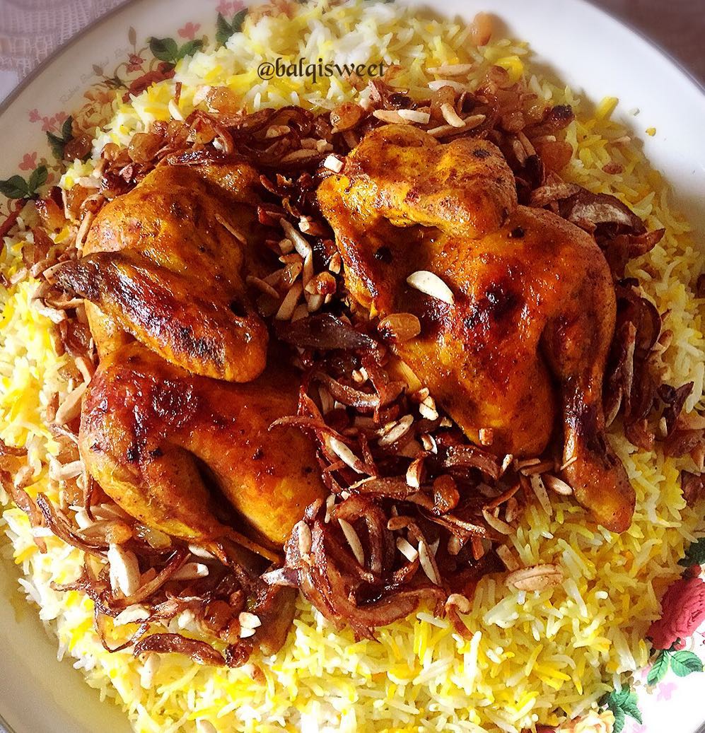 مندي الدجاج السهل
لمرقة الدجاج نحتاج/
حبة دجاج مقطوعه بالنص ومغسله
حبه بصله +حب