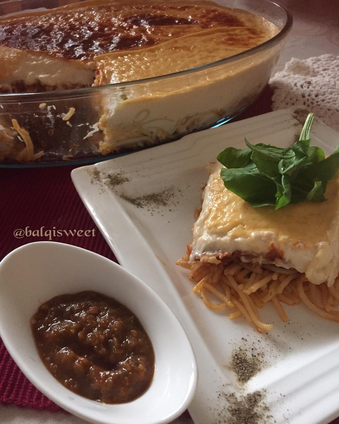 مكرونة بصوص الجبنة
للطبقة (١):
اسلق نص كيس مكرونه اسباغيتي واصفيها وفي طاوة على