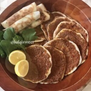 لحم بعجين او الصفيحة السوريه