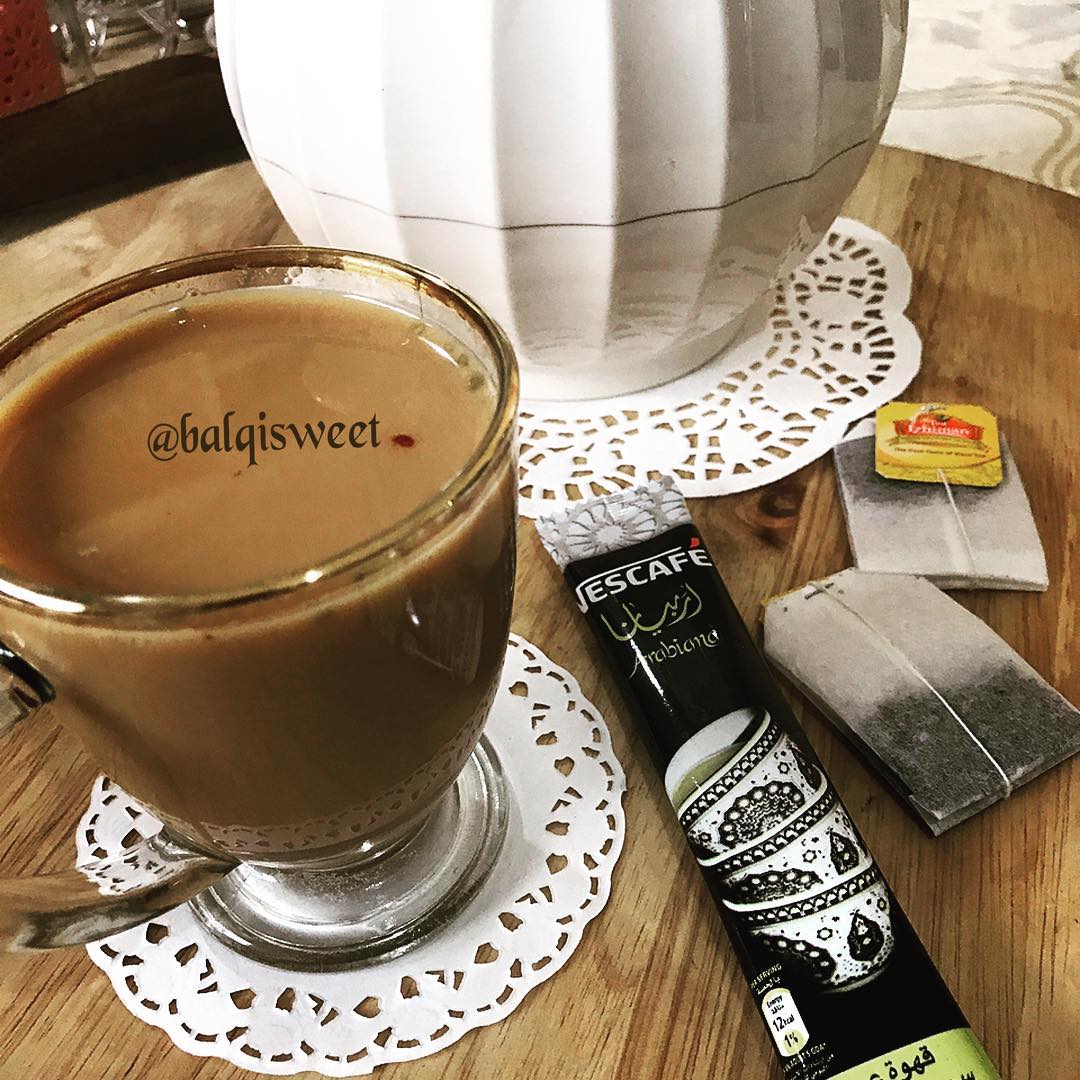 شاي عدني مميز
اربع ملاعق سكر اكرملها على النار
كوب ونص مويا حاره
نص كوب حليب ب