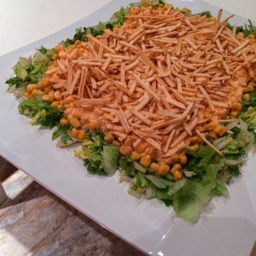 سلطة الخس والذره والليمون*
.
. * * المقادير / خس امريكي ،  ذره ، ليمون ، أعواد ب