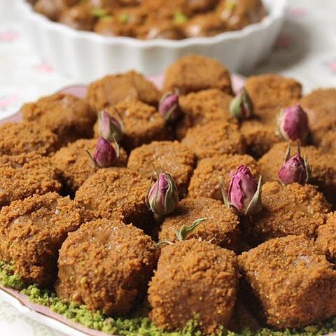 كرات التمر باللوتس والسميد ،،
-جدااا لذيذه وشكلها جميل بالتقديم ...اعتمدوها للعي