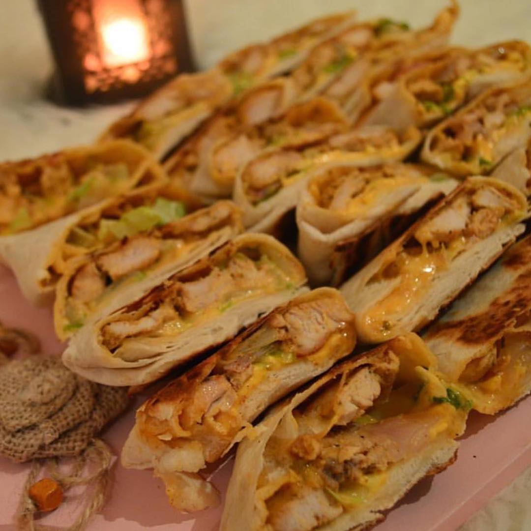 ساندوتشات تكا مسالا  •
•
نتبل دجاج مقطع مربعات ب : زبادي + شوي كاتشب + بهارات غر