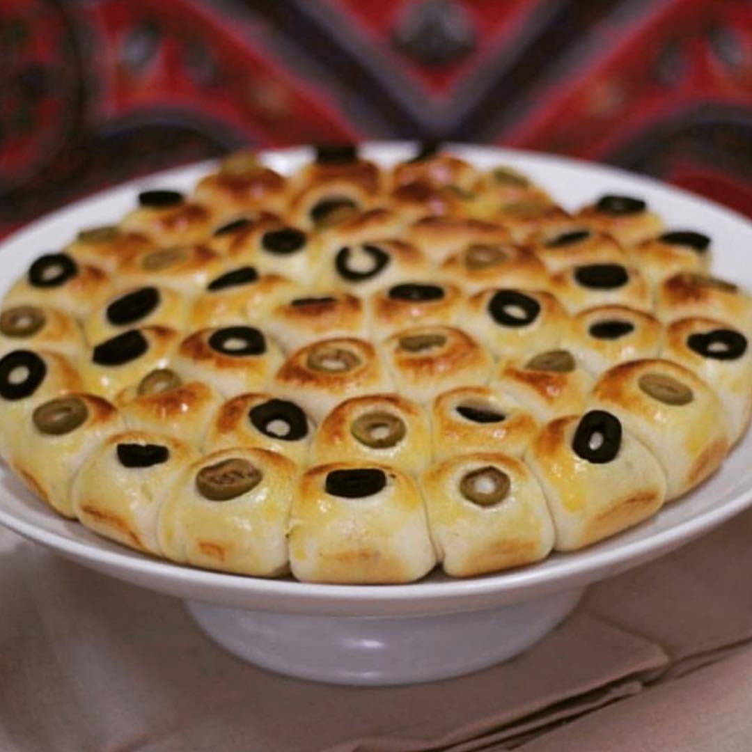 خلينه النحل المالحه
* .
* الحشوة: جبن كرافت مبشور و فلفل بارد الوان وزيتون نوعي