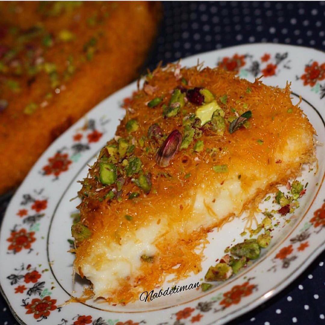 كنافة بالقشطه نفرك نصف كيلو كنافه بكأس ونصف من السمن والزبدة السائلة مع ملون برت
