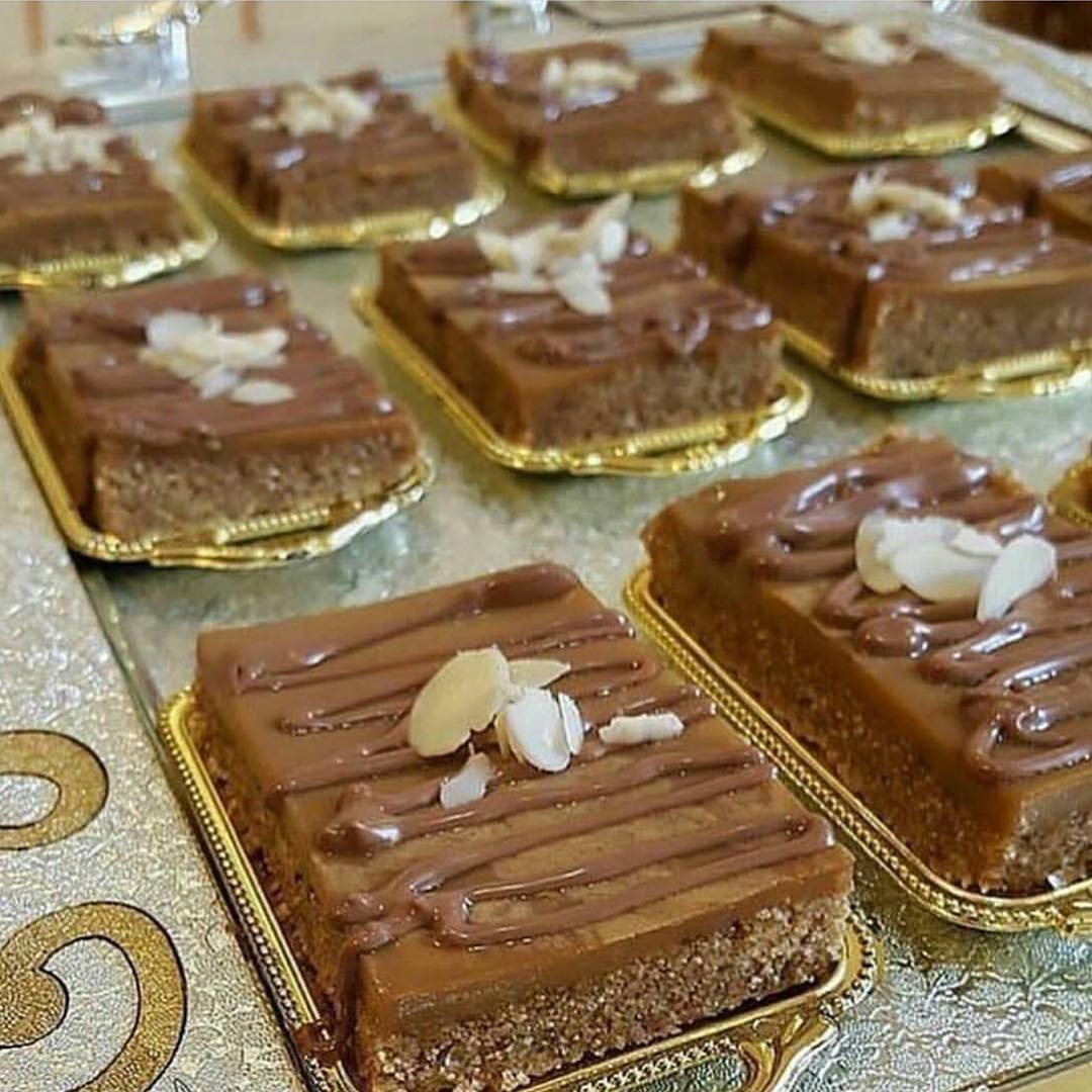 حلى_السميد_بالكراميل
'
'لذيذ جداااا وسهل .....ينفع للعيد
'حلى السميد بالكرامي