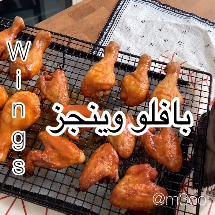 بافلو وينجز
.
.
.
المقادير:
سيقان وأجنحة دجاج/خل/زيت زيتون/ملح/فلفل أسود/ثوم