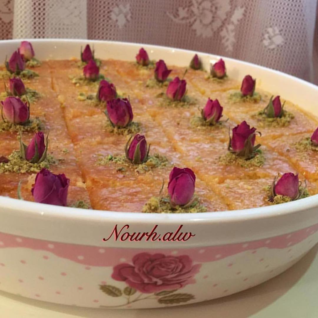 البسبوسة المحشية مهلبية
.بطريقه لذيذه جداااا جربوووها واحكمووو .
.
طريقه الب